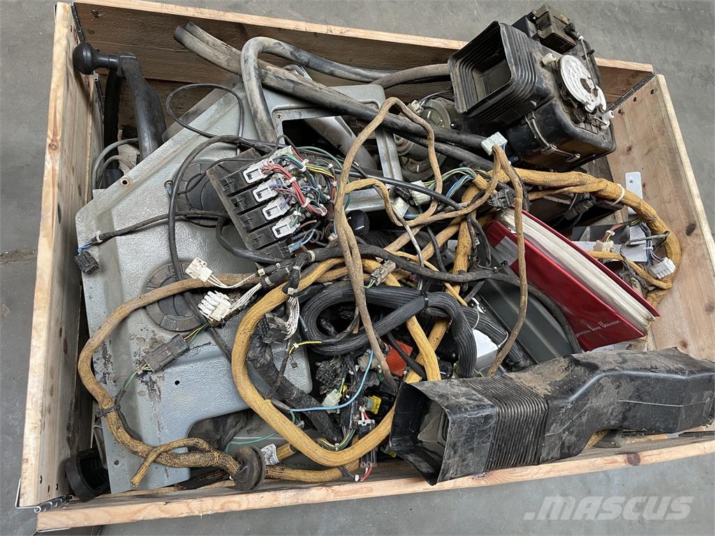 Enheder fra kabine ex. Hyundai HL760-3, s/nr. W123 Ďalšie komponenty