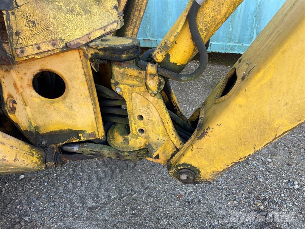 Ford 4550 rendegraver - til ophug لوادر ذات جرافات عكسية