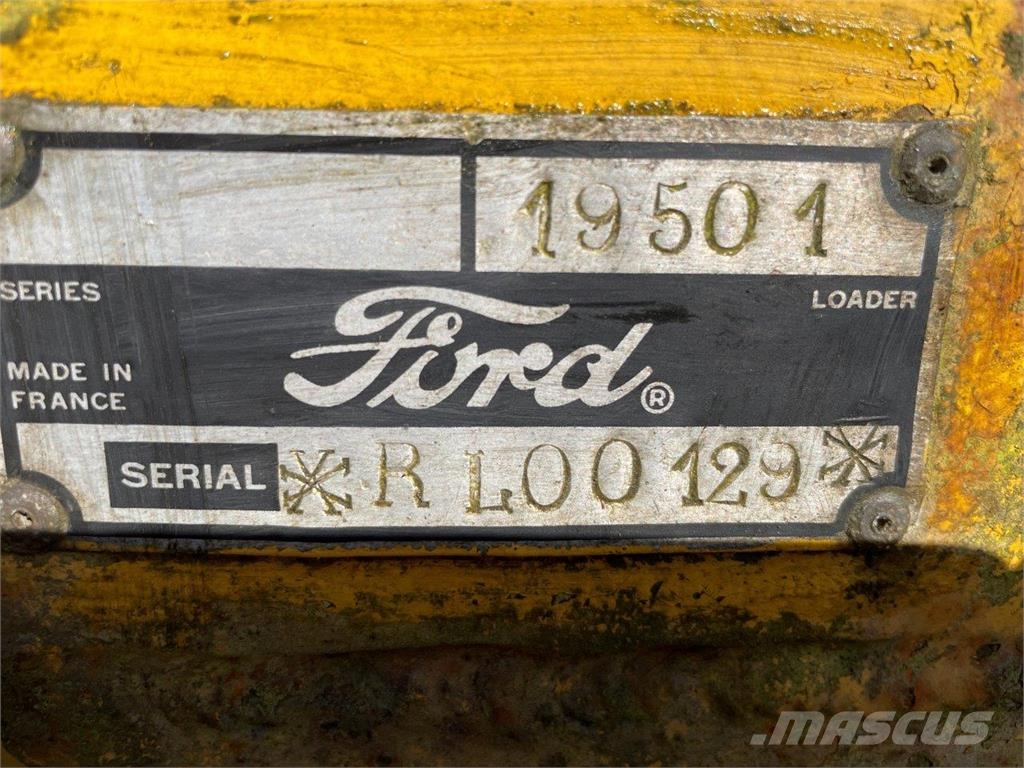 Ford 4550 rendegraver - til ophug لوادر ذات جرافات عكسية