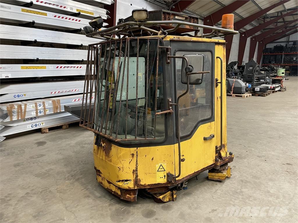 Førerhus ex. Komatsu WF450-3D s/n W078-54119 - årg Ďalšie komponenty