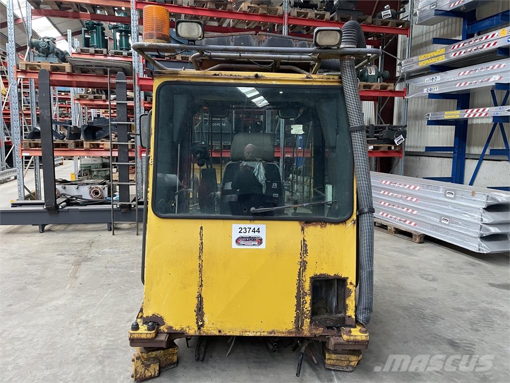 Førerhus ex. Komatsu WF450-3D s/n W078-54119 - årg Ďalšie komponenty