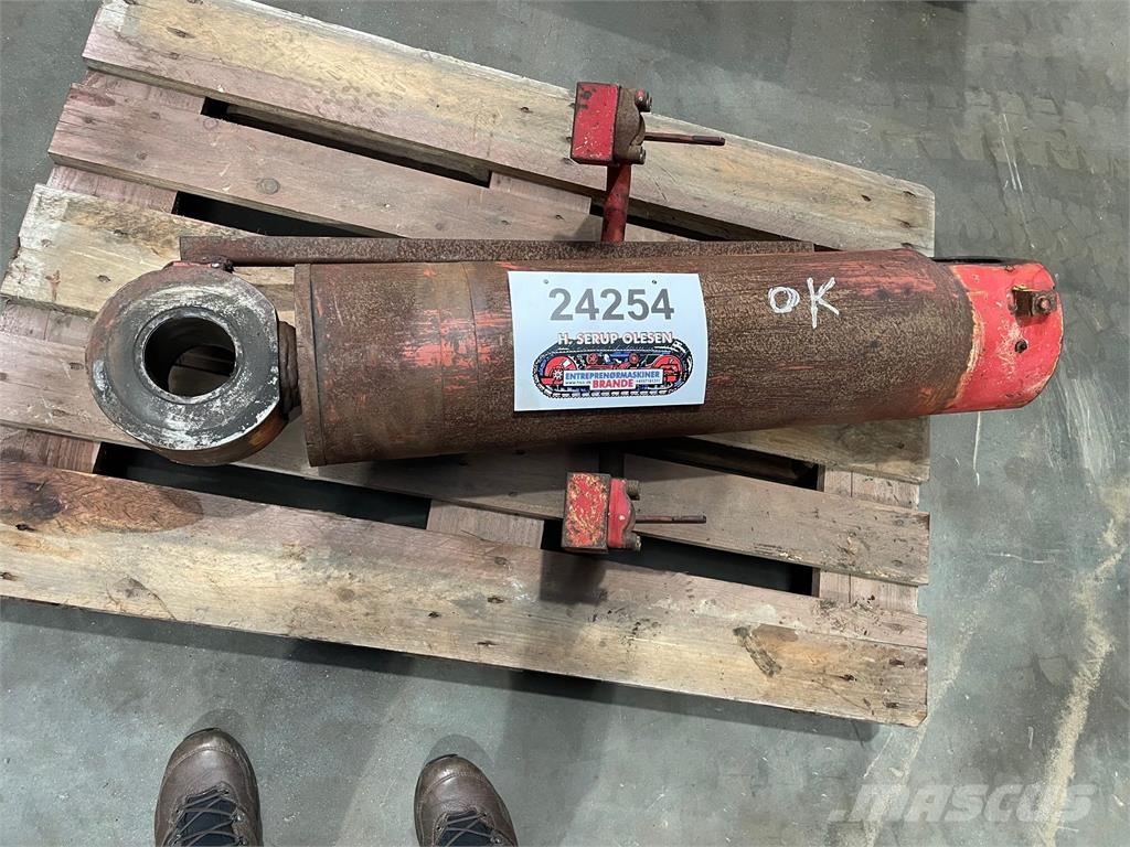 Hanomag 60E Skovlcylinder (Tiltcylinder) هيدروليات