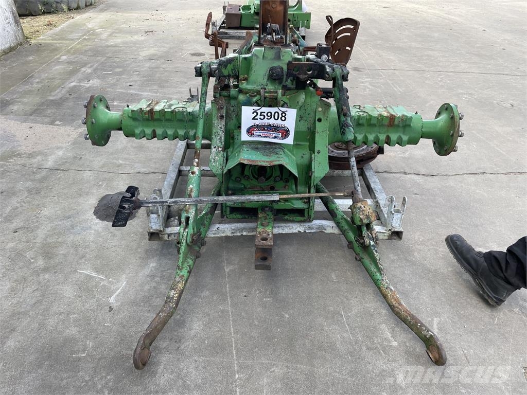 John Deere 2040 Bagaksel med gearkasse, komplet Ejes