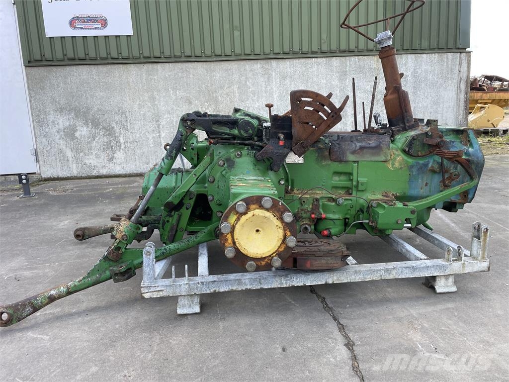 John Deere 2040 Bagaksel med gearkasse, komplet Ejes