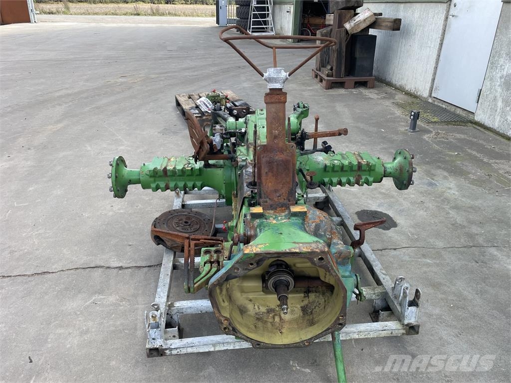 John Deere 2040 Bagaksel med gearkasse, komplet Ejes