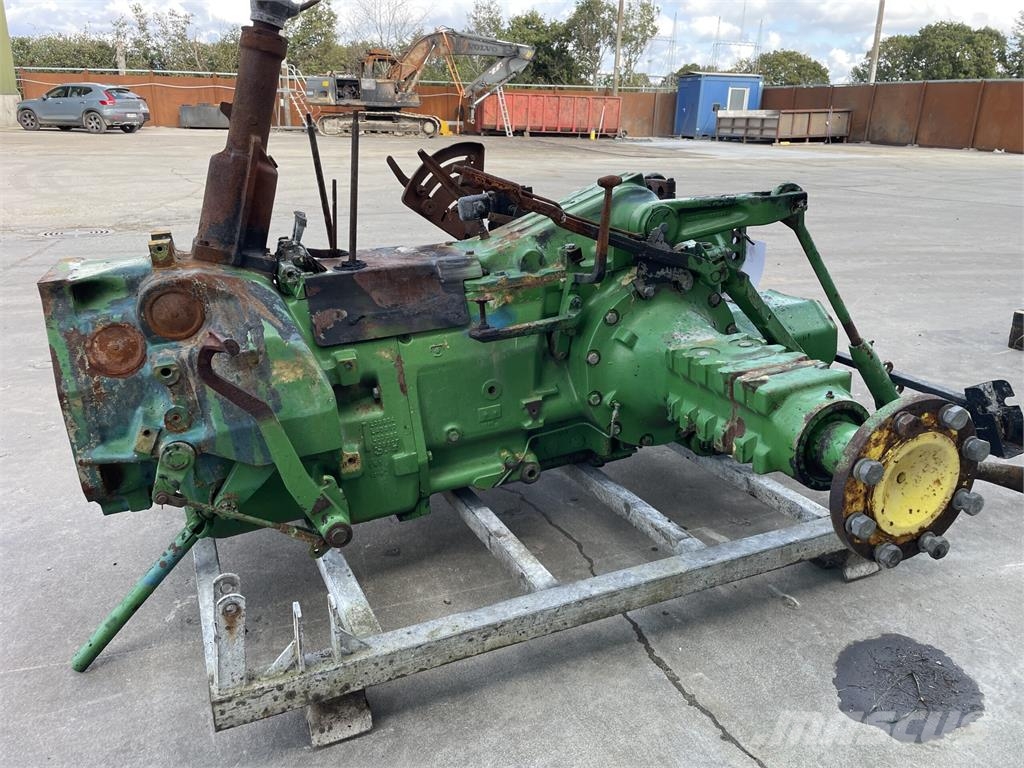John Deere 2040 Bagaksel med gearkasse, komplet Ejes