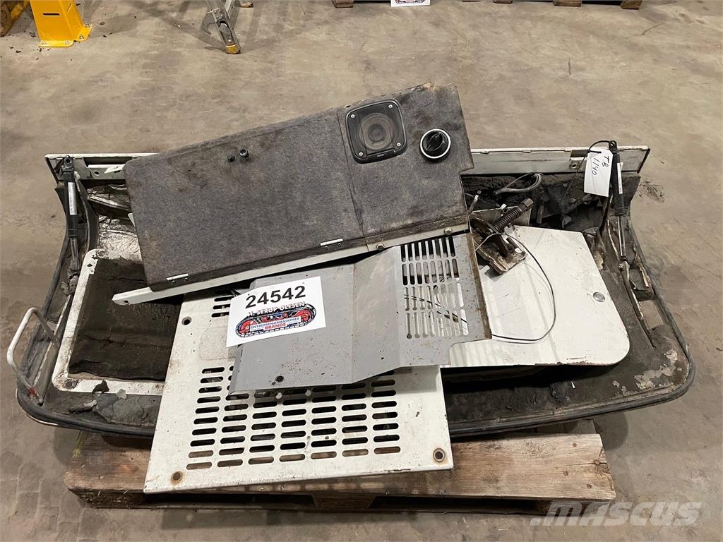 Motorhjelm ex. Takeuchi TB1140 s/n 51400054 - årga Ďalšie komponenty