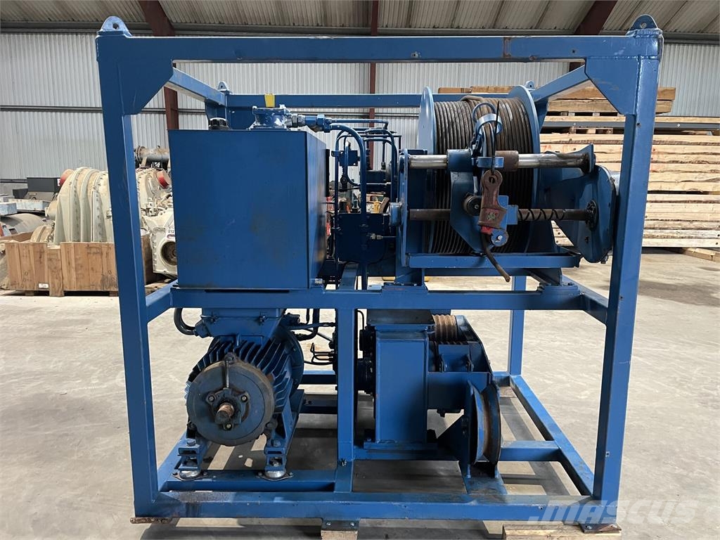  Nørlau 4000/18 el-hydraulisk spil Guinchos, elevadores e elevações de materiais
