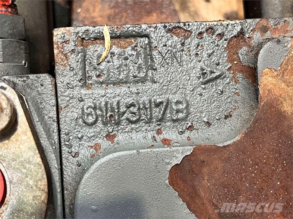 Sennebogen 821 hovedventilblok Гідравліка