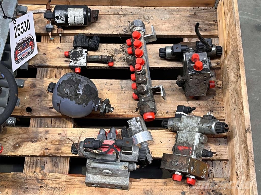 Sennebogen 821 hydraulik reservedele Гідравліка