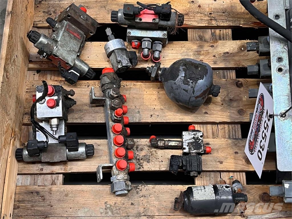 Sennebogen 821 hydraulik reservedele Гідравліка