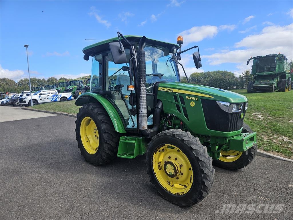 John Deere 5058E Traktoriai