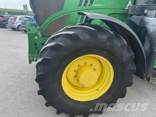 John Deere 6215R Traktori