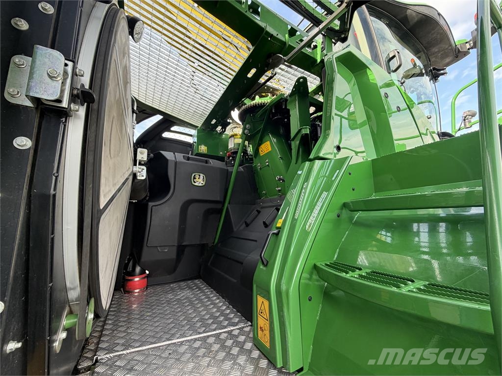 John Deere 8200 Forage harvesters