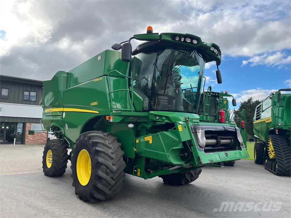 John Deere S685 Combine harvesters