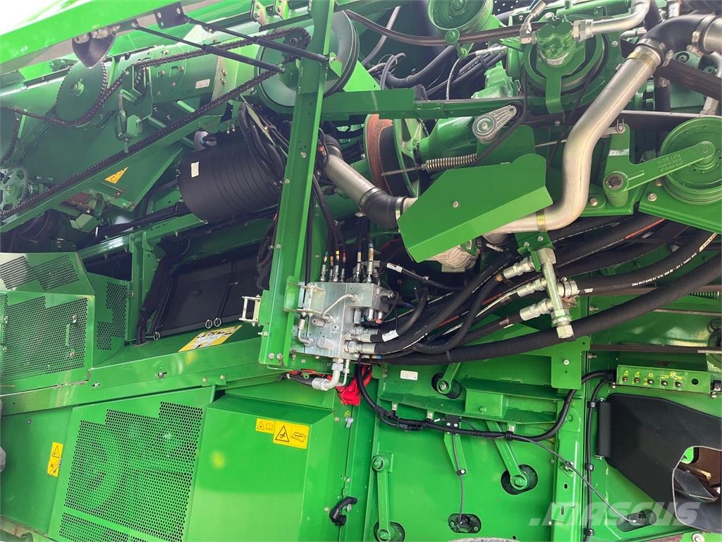 John Deere S685 Combine harvesters