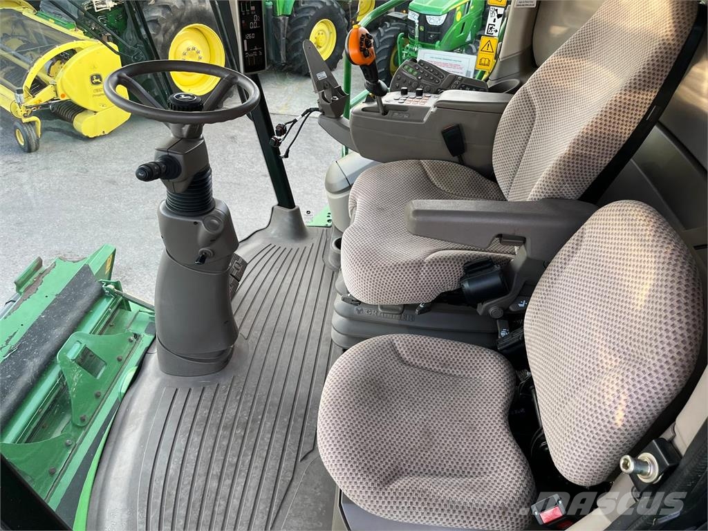 John Deere S685 Combine harvesters