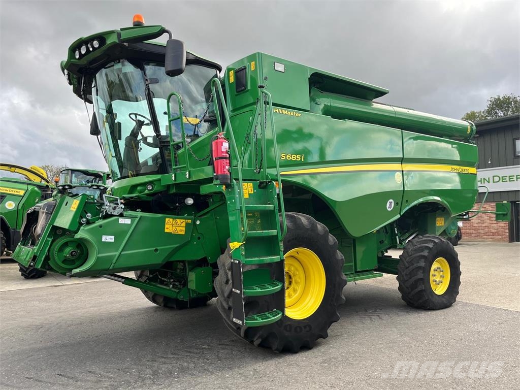 John Deere S685 Combine harvesters