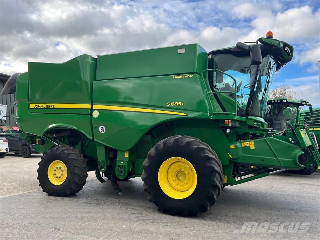 John Deere S685 Combine harvesters