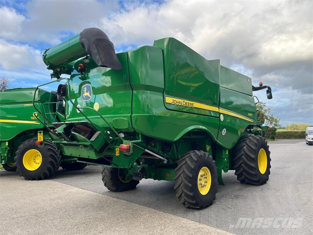 John Deere S685 Combine harvesters