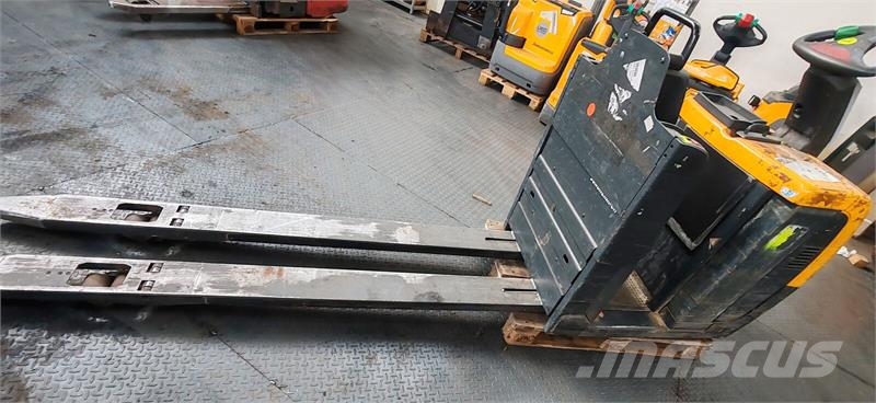Jungheinrich ECE225 2400mm bad battery Medium lift order picker