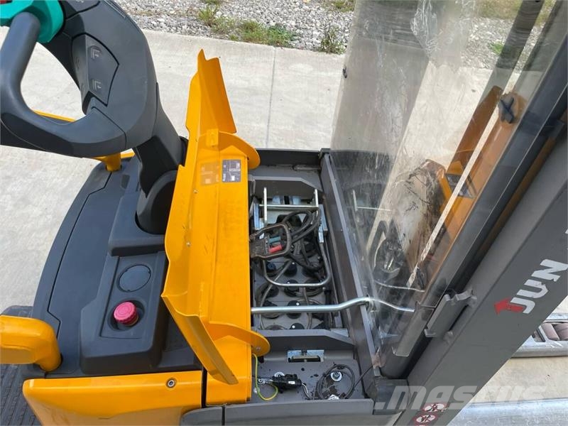 Jungheinrich ERC 214z Elektriskie palešu vilcēji