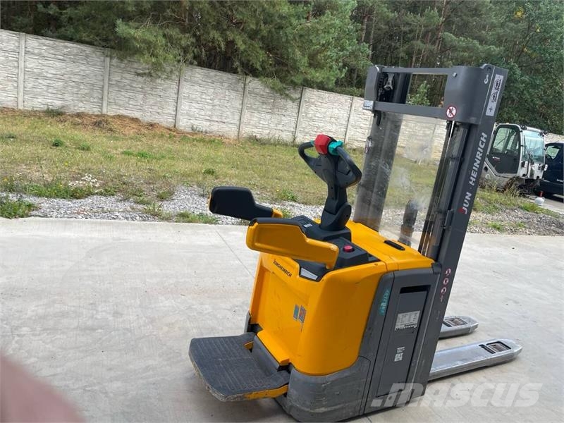 Jungheinrich ERC 214z Elektriskie palešu vilcēji