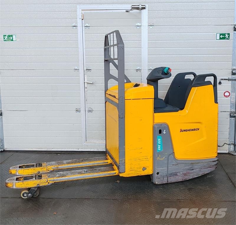 Jungheinrich ERE 225 Штабелери