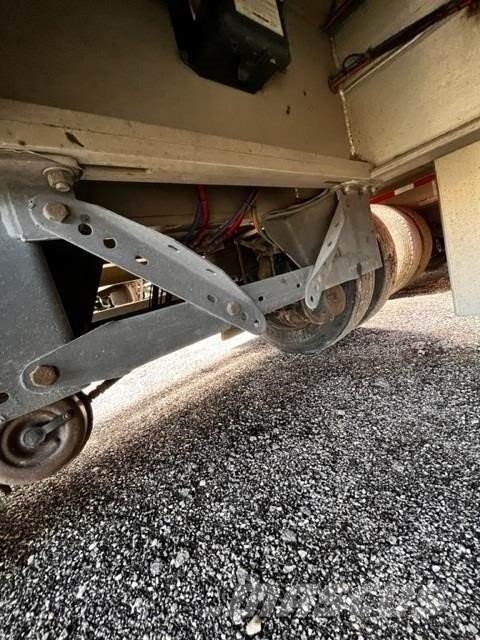 East Mfg Flatbed with Rolling Tarp System Flatbed/Dropside trailers