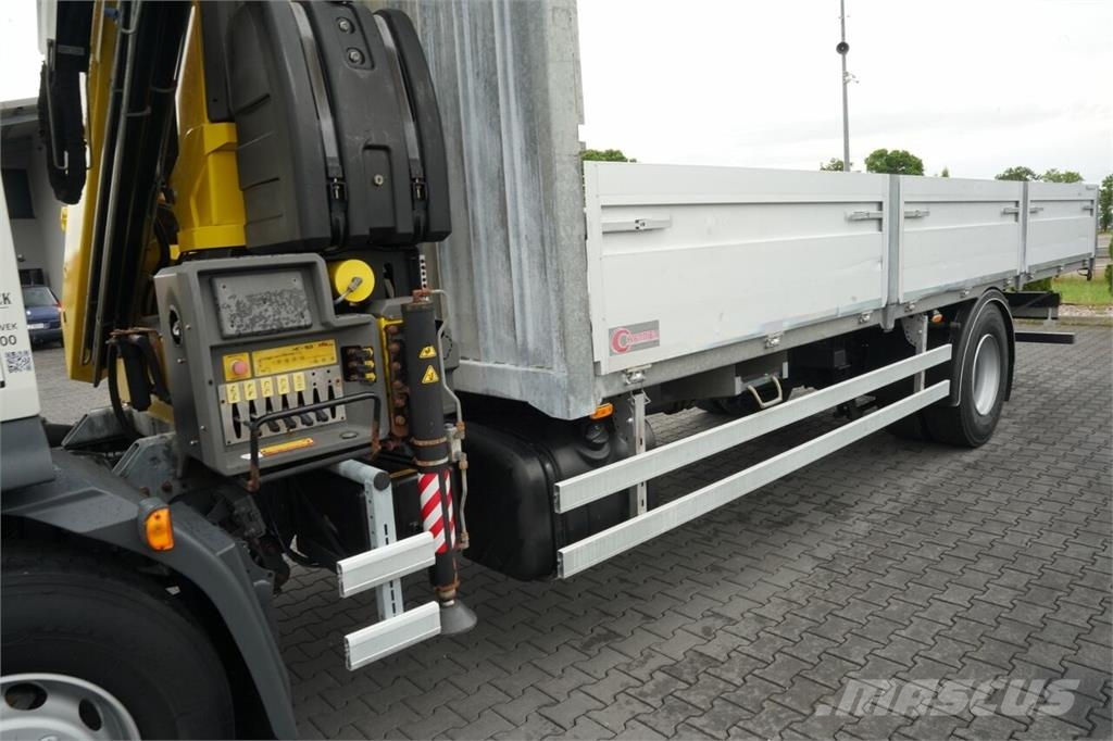 DAF LF 260 / 4X2 / SKRZYNIOWY - 7.30 + HDS HYVA HC 153 Ciężarówki typu Platforma / Skrzynia