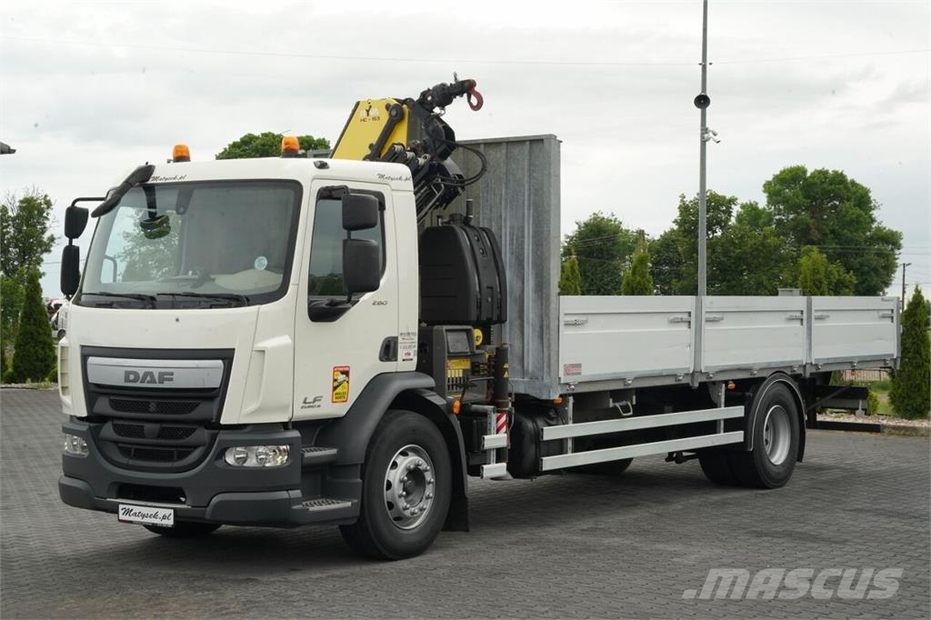 DAF LF 260 / 4X2 / SKRZYNIOWY - 7.30 + HDS HYVA HC 153 Ciężarówki typu Platforma / Skrzynia