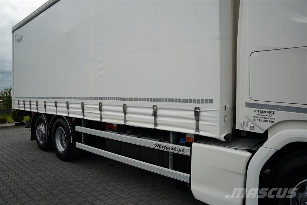 Scania R 450 Camiones de caja de lona