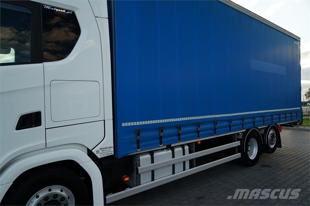 Scania S 450 篷布货车