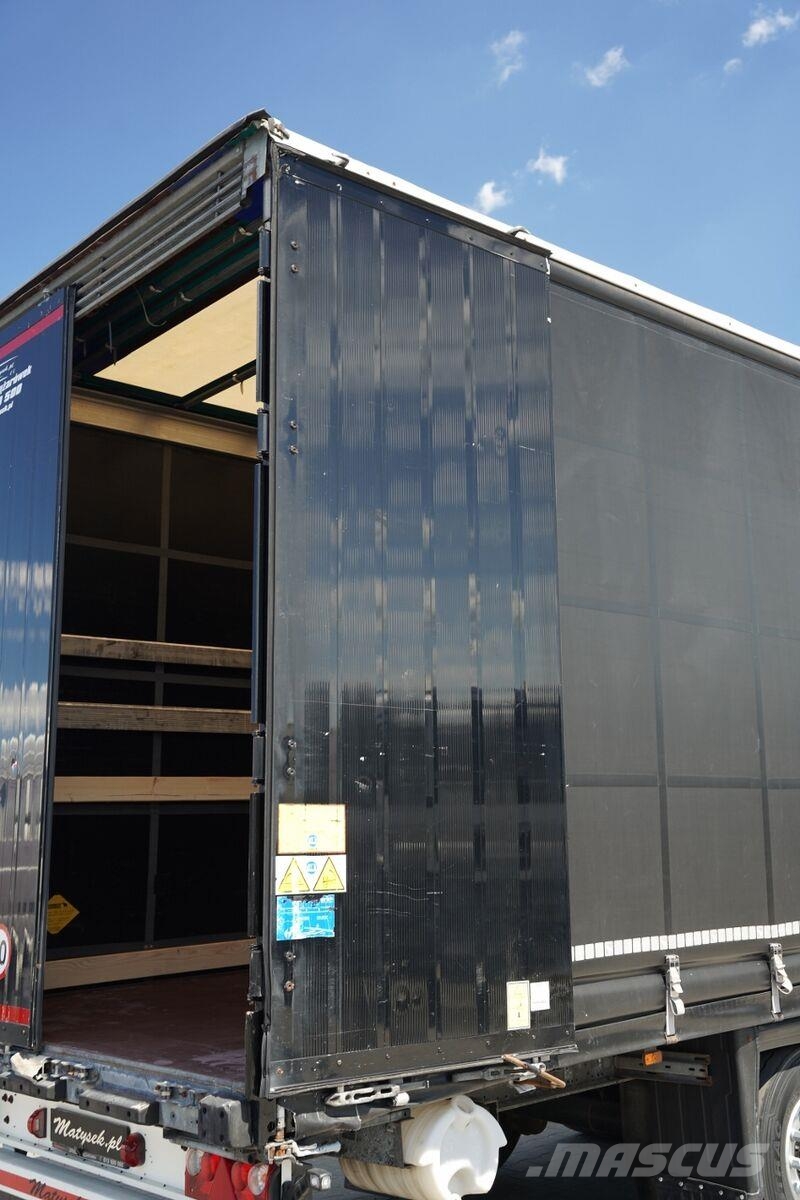 Schmitz Cargobull  نصف مقطورات بباب جانبي