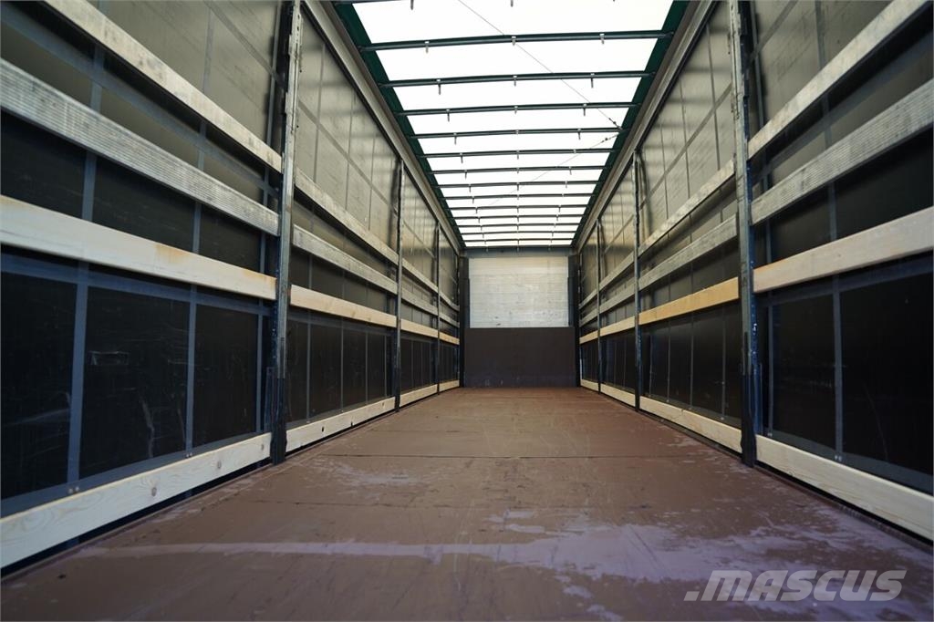 Schmitz Cargobull  نصف مقطورات بباب جانبي