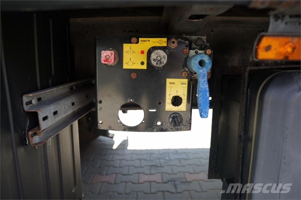 Schmitz Cargobull  نصف مقطورات بباب جانبي