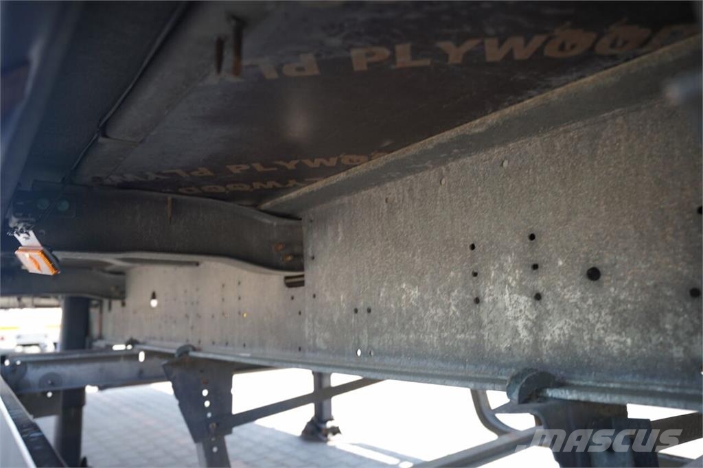 Schmitz Cargobull  نصف مقطورات بباب جانبي