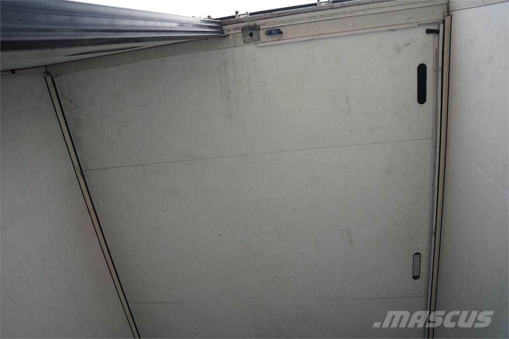 Schmitz Cargobull CHŁODNIA / CARRIER MAXIMA 1 300 / OŚ PODNOSZONA /  Kylmä-/Lämpökoripuoliperävaunut