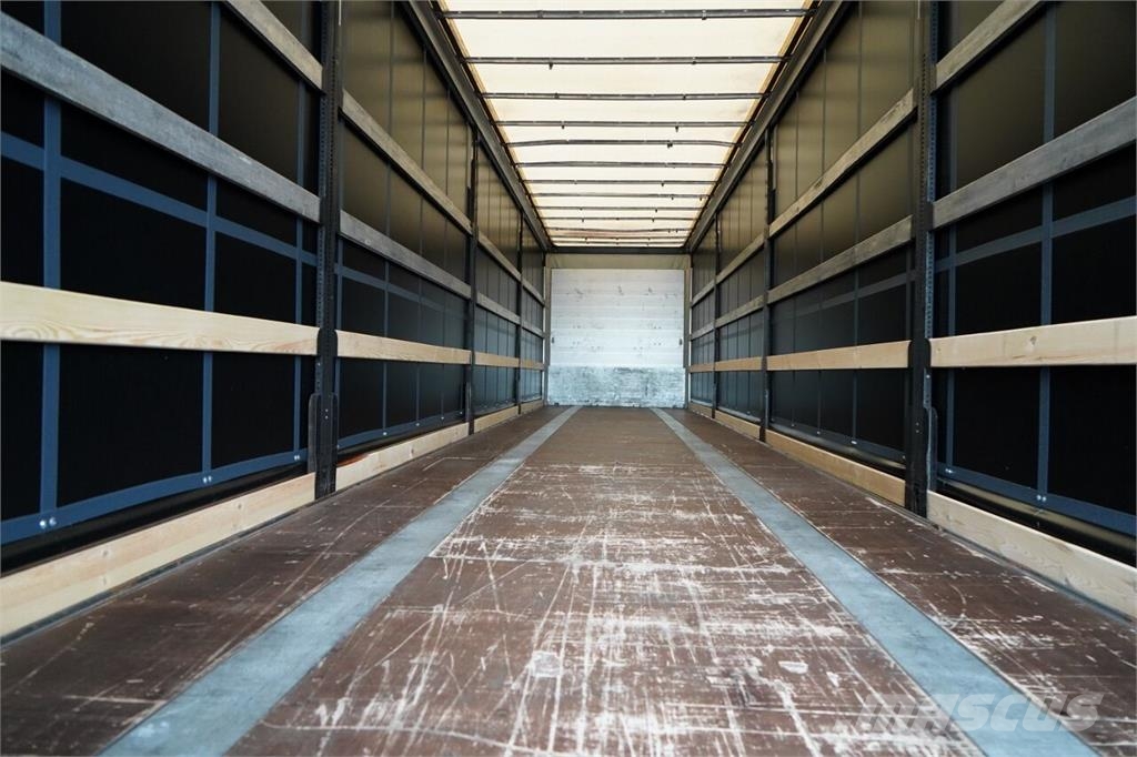 Schwarzmüller Curtainsider semi-trailers