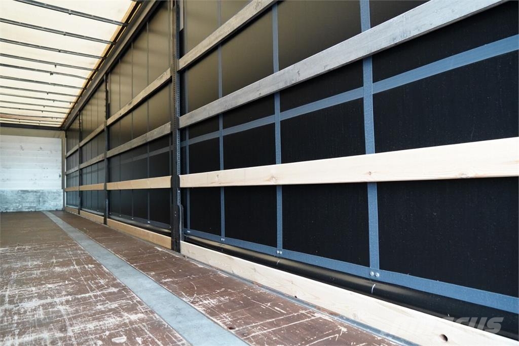 Schwarzmüller Curtainsider semi-trailers
