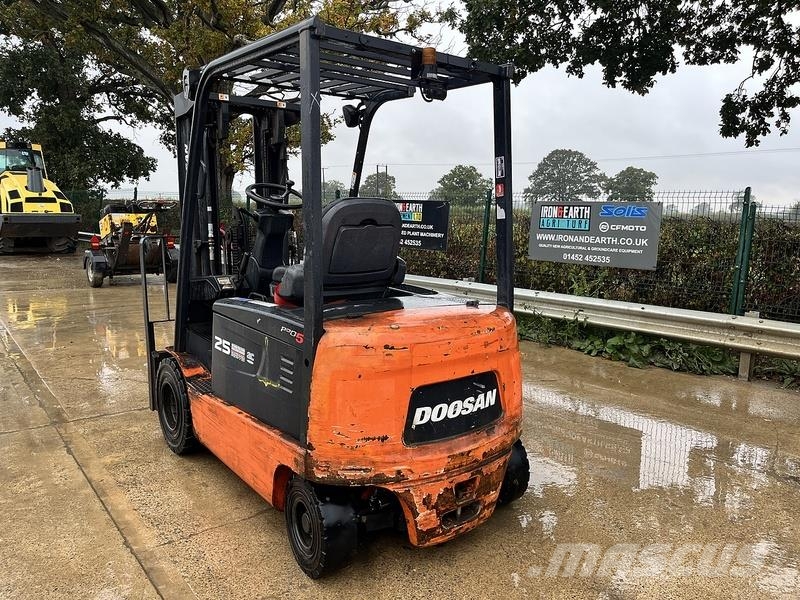 Doosan B25X-5 Forklift شاحنات ذات رافعات شوكية تعمل بالكهرباء