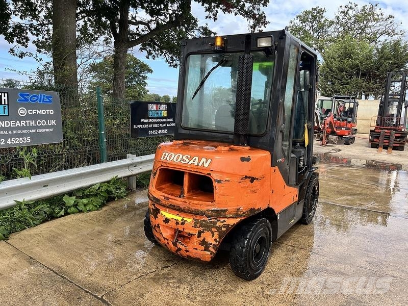 Doosan D30S-5 Forklift Chariots diesel