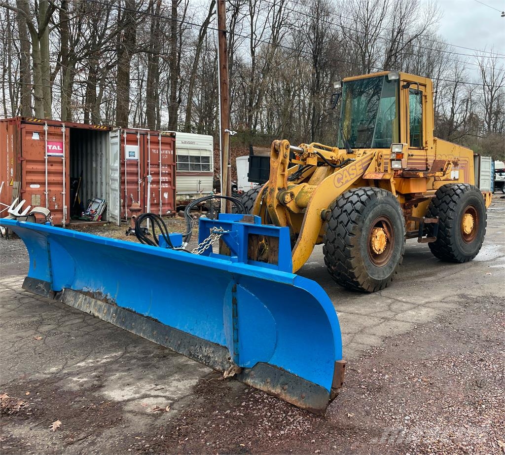 CASE 621B w/18' Snow Plow & Bucket Hjullastare
