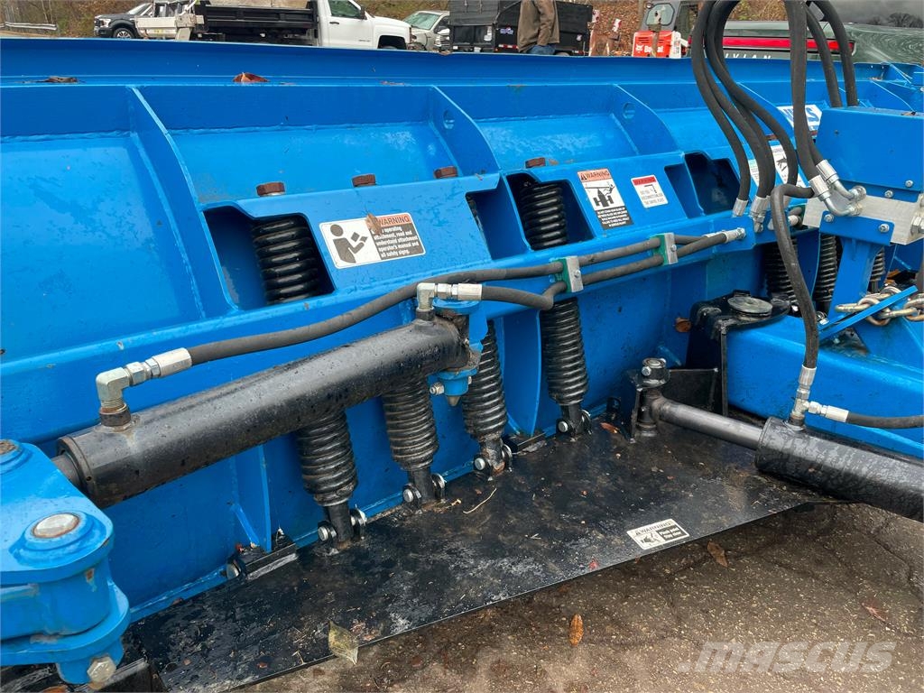 CASE 621B w/18' Snow Plow & Bucket Hjullastare