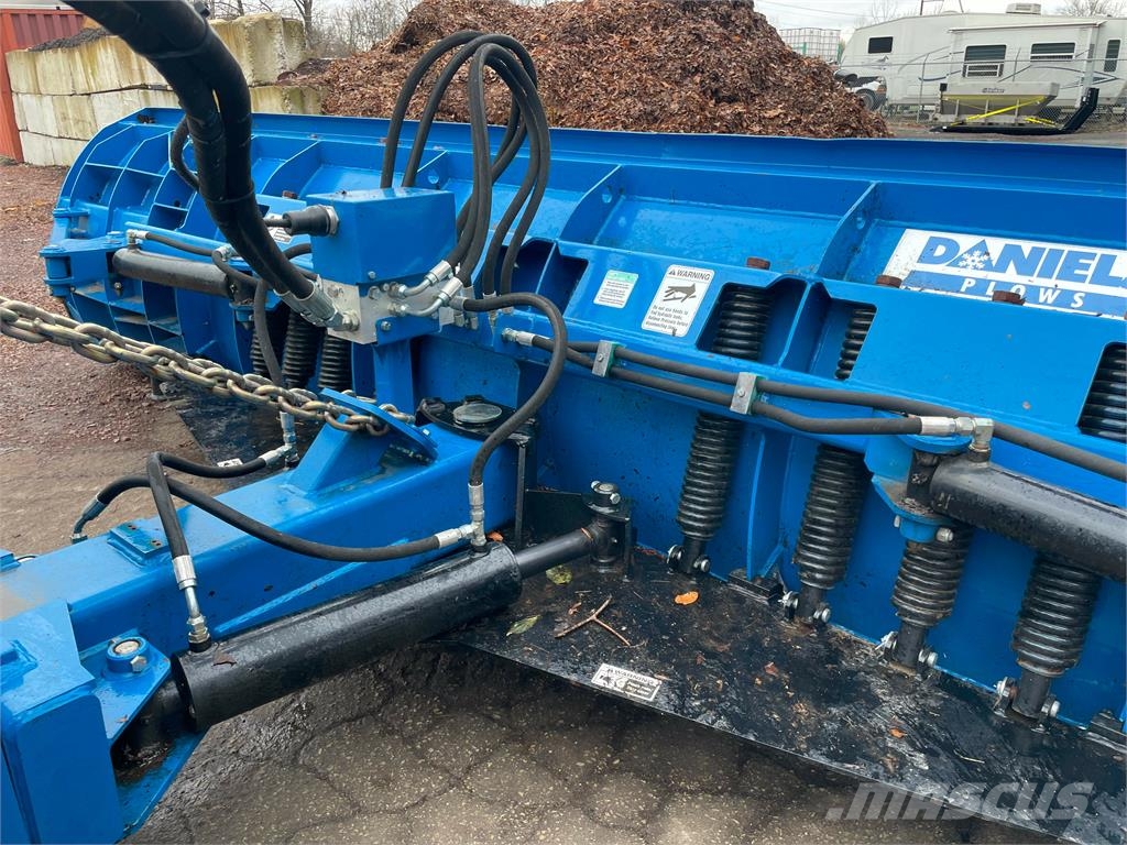 CASE 621B w/18' Snow Plow & Bucket Hjullastare