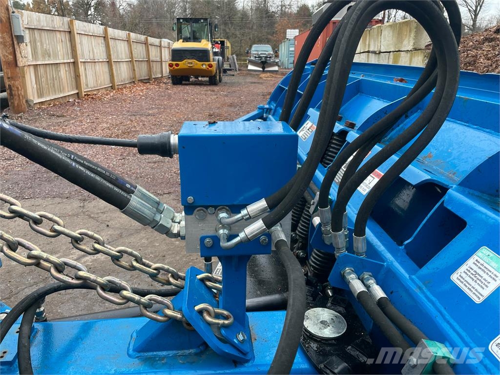 CASE 621B w/18' Snow Plow & Bucket Hjullastare