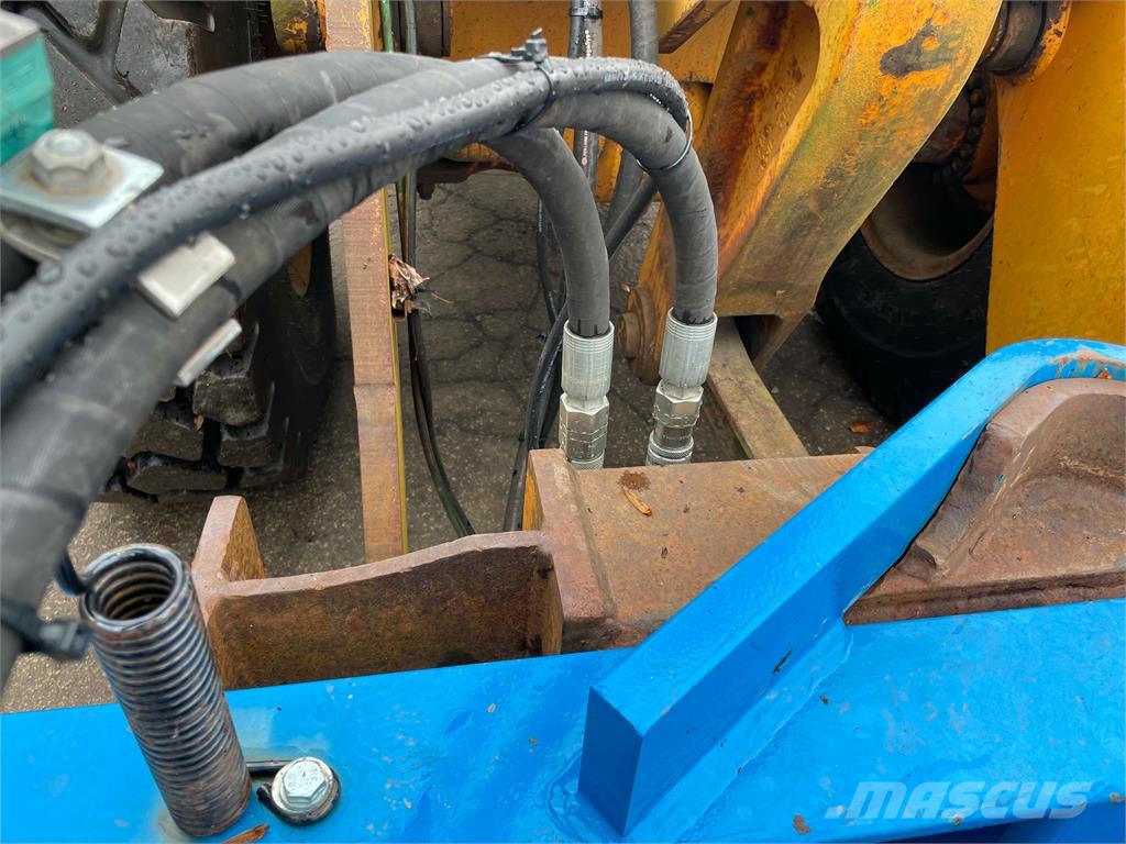 CASE 621B w/18' Snow Plow & Bucket Hjullastare