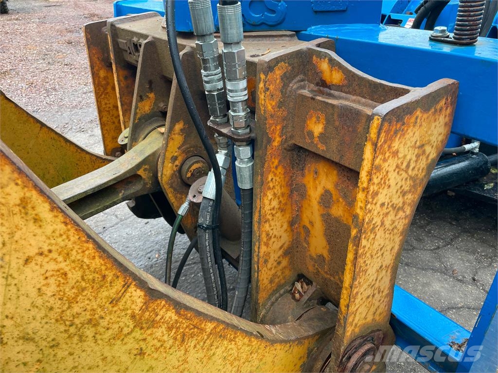 CASE 621B w/18' Snow Plow & Bucket Hjullastare