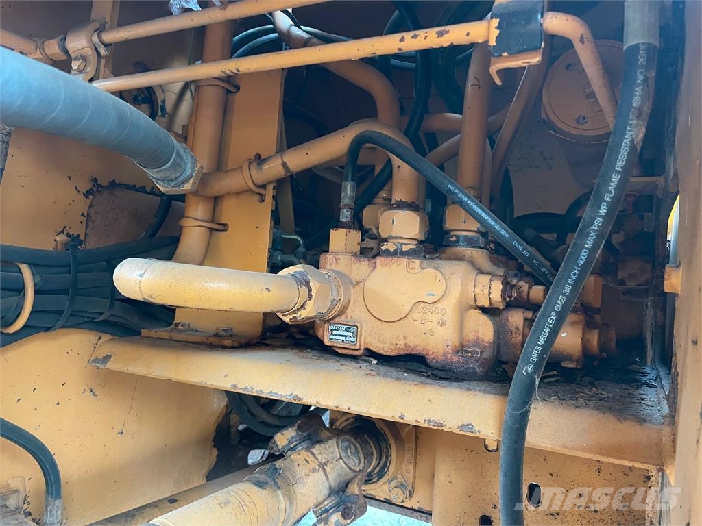 CASE 621B w/18' Snow Plow & Bucket Hjullastare