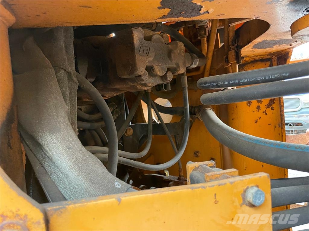 CASE 621B w/18' Snow Plow & Bucket Hjullastare